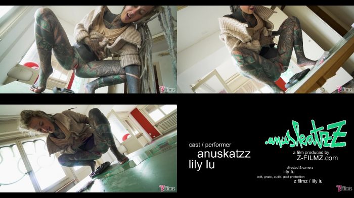anuskatzz and lily lu pisses on a desk