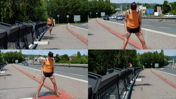 A very public wetting Piss