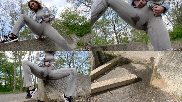 Julia Smile – Pee Outdoor