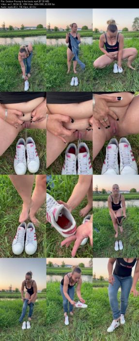Outdoor Pissing to her boots | Pee | Kinkmixer