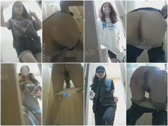 Spy Camera 12月に新たなリーク❤️ 眼鏡をかけた元気な女の子が、大学のトイレで女子学生が排尿しているところを撮影しながら歌を歌い、隣…