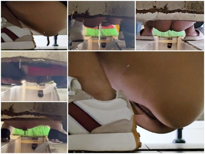 Girls on the Toilet 女性カメラマンが和式野外トイレを隠し撮り -- 画面いっぱいの排泄物（下痢編 #33） | Toilet Voyeurism | Kinkmixer