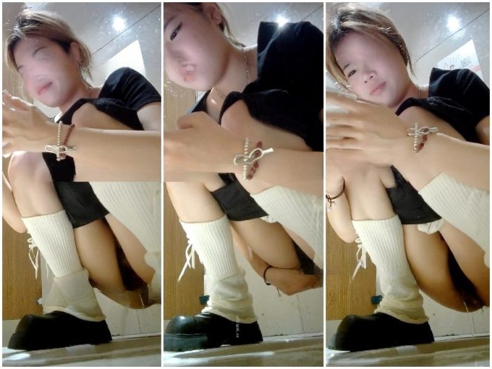 Girls on the Toilet パノラマ正面ビュー：白いストッキングの毛深い美女 (5V)