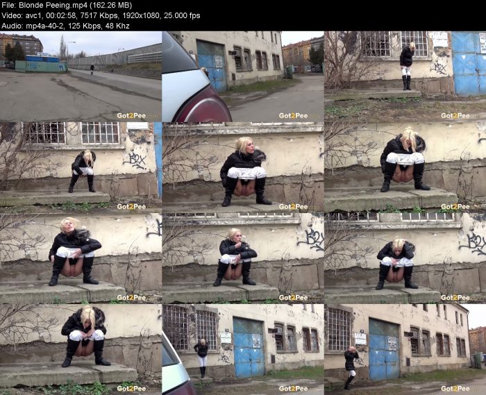 Blonde Peeing | Pee | Kinkmixer