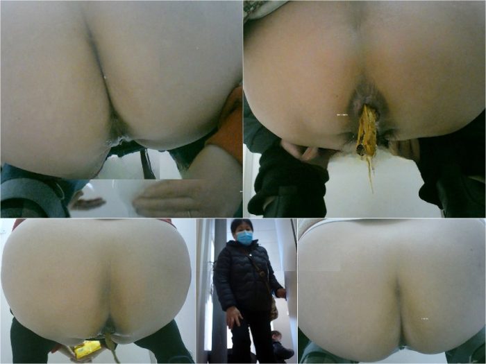 Girls on the Toilet 【トイレショット】下着なし、股開きストッキング姿の超エネルギッシュな若い女性が、バイブレーター付きの卵を…