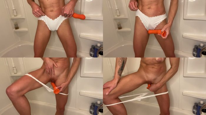 JodisLips – Peeing and playing in the tub