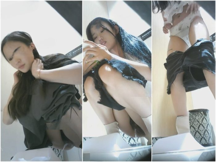 Public Restroom 新商品：バーのトイレの下に隠された、ミルクティー色のパンティーを履いたデニムショートパンツ姿の可愛い女の子を高画…