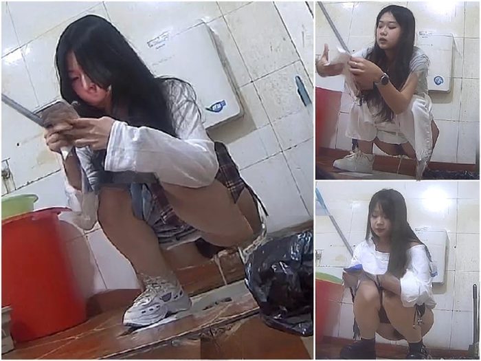 Girls on the Toilet 【オリジナルトイレショット】複数の女子学生が写った大学のトイレのパノラマ写真。親友同士の2組が一緒に用を…