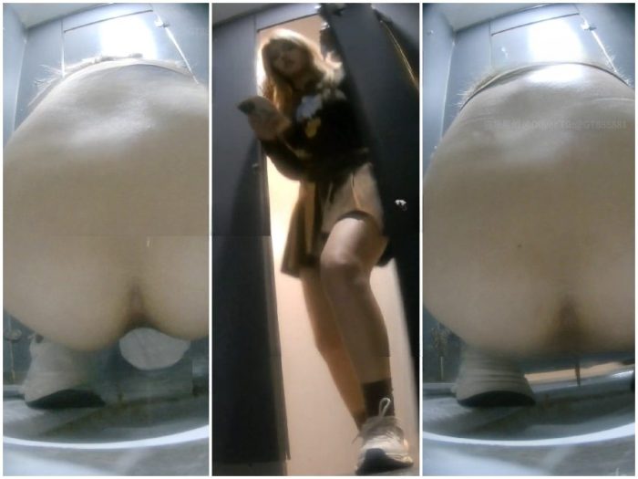Girls on the Toilet 後方から撮影したパノラマ写真。下痢、肛門が完全に開いており、大きな痔核がある。 | Toilet Voyeurism | Kinkmixer